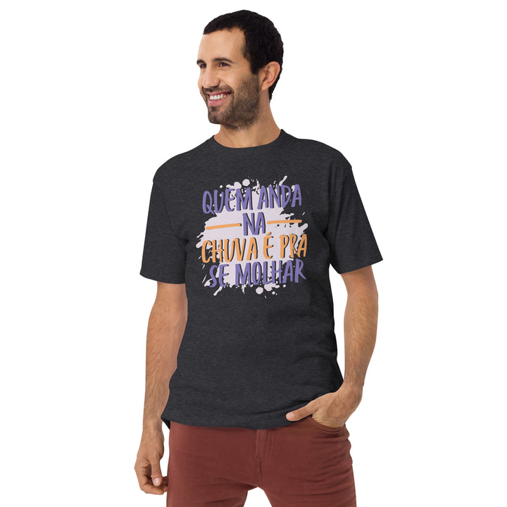 Quem anda na chuva é pra se molhar Men’s premium heavyweight tee