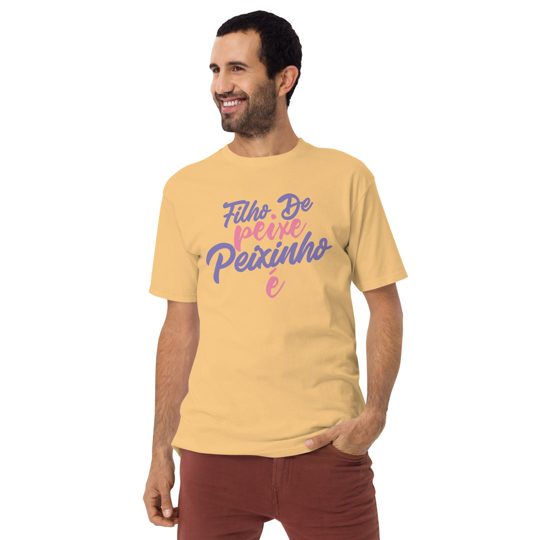 Filho de peixe peixinho é Men’s premium heavyweight tee