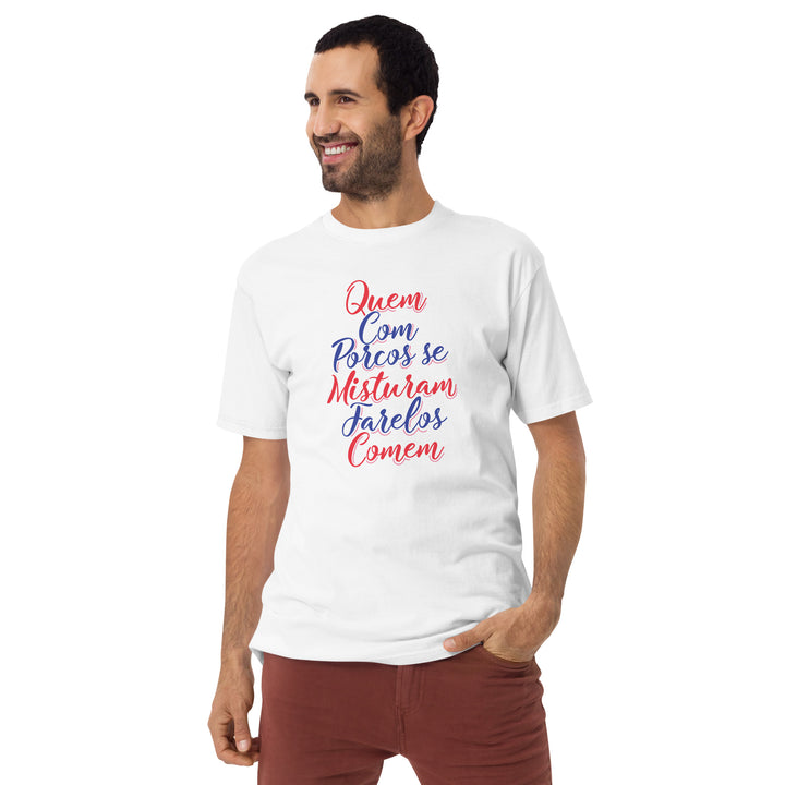 Quem com porcos se misturam farelos comem Men’s premium heavyweight tee