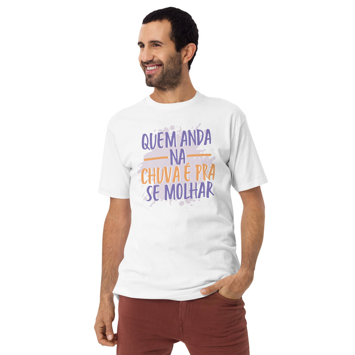 Quem anda na chuva é pra se molhar Men’s premium heavyweight tee