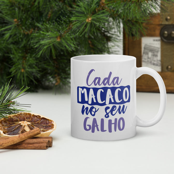 Casa macaco no seu galho White glossy mug