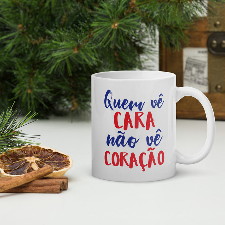 Quem vê cara não vê coração White glossy mug