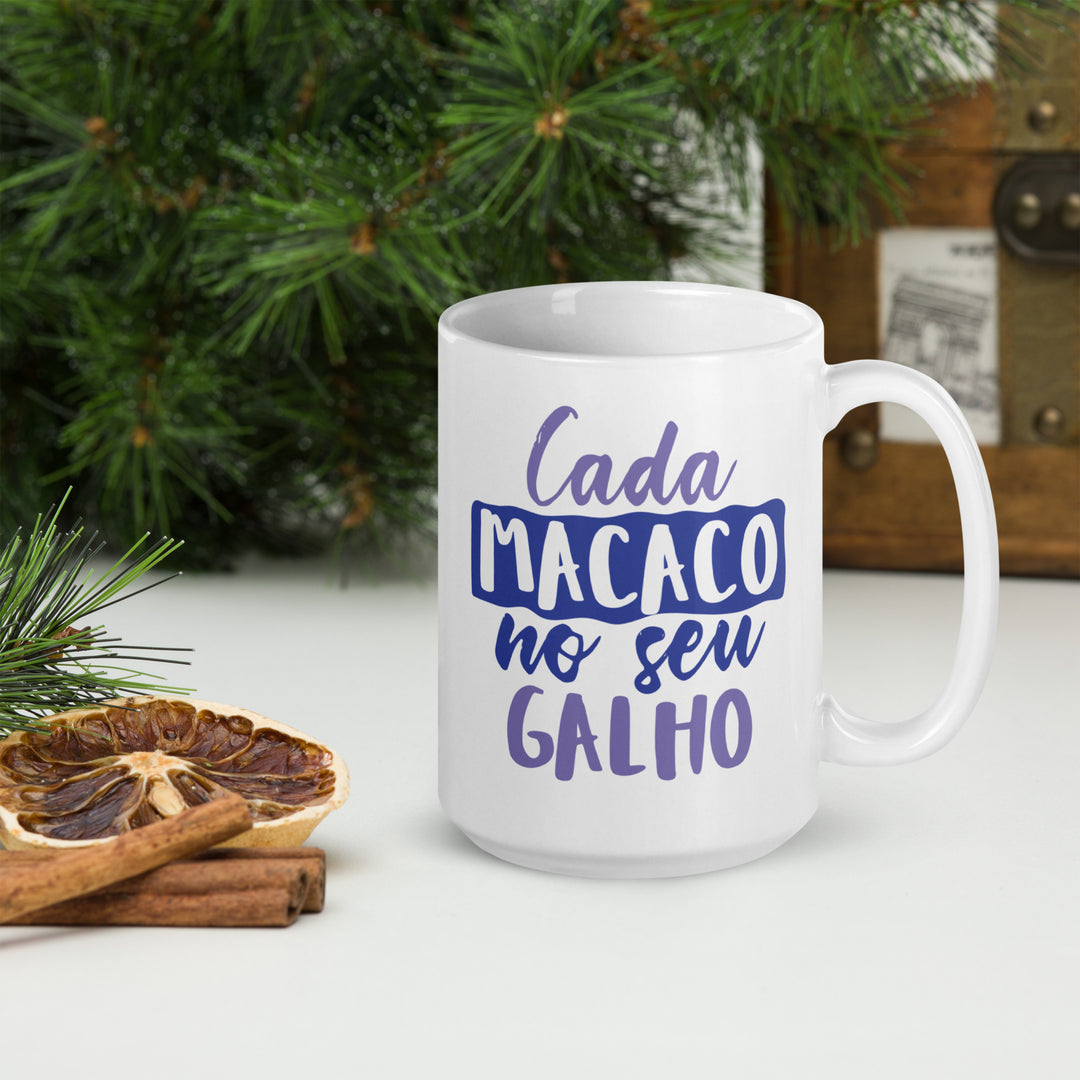 Casa macaco no seu galho White glossy mug