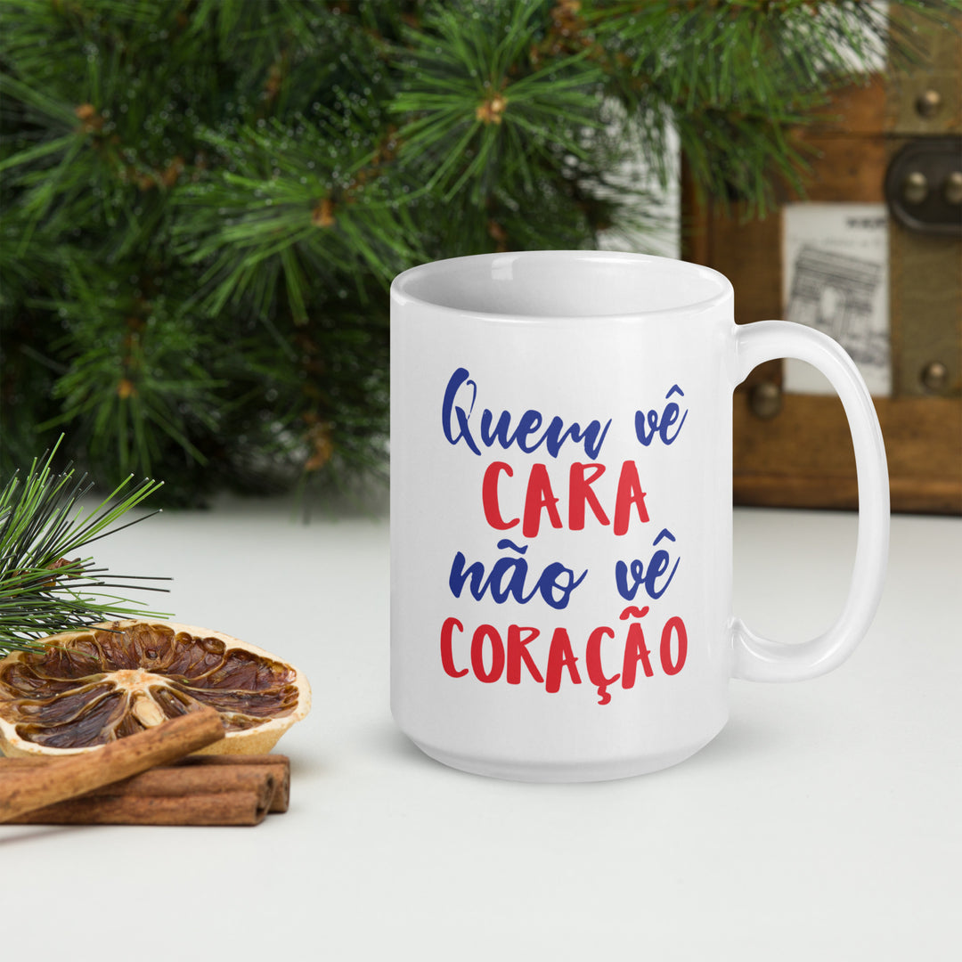 Quem vê cara não vê coração White glossy mug