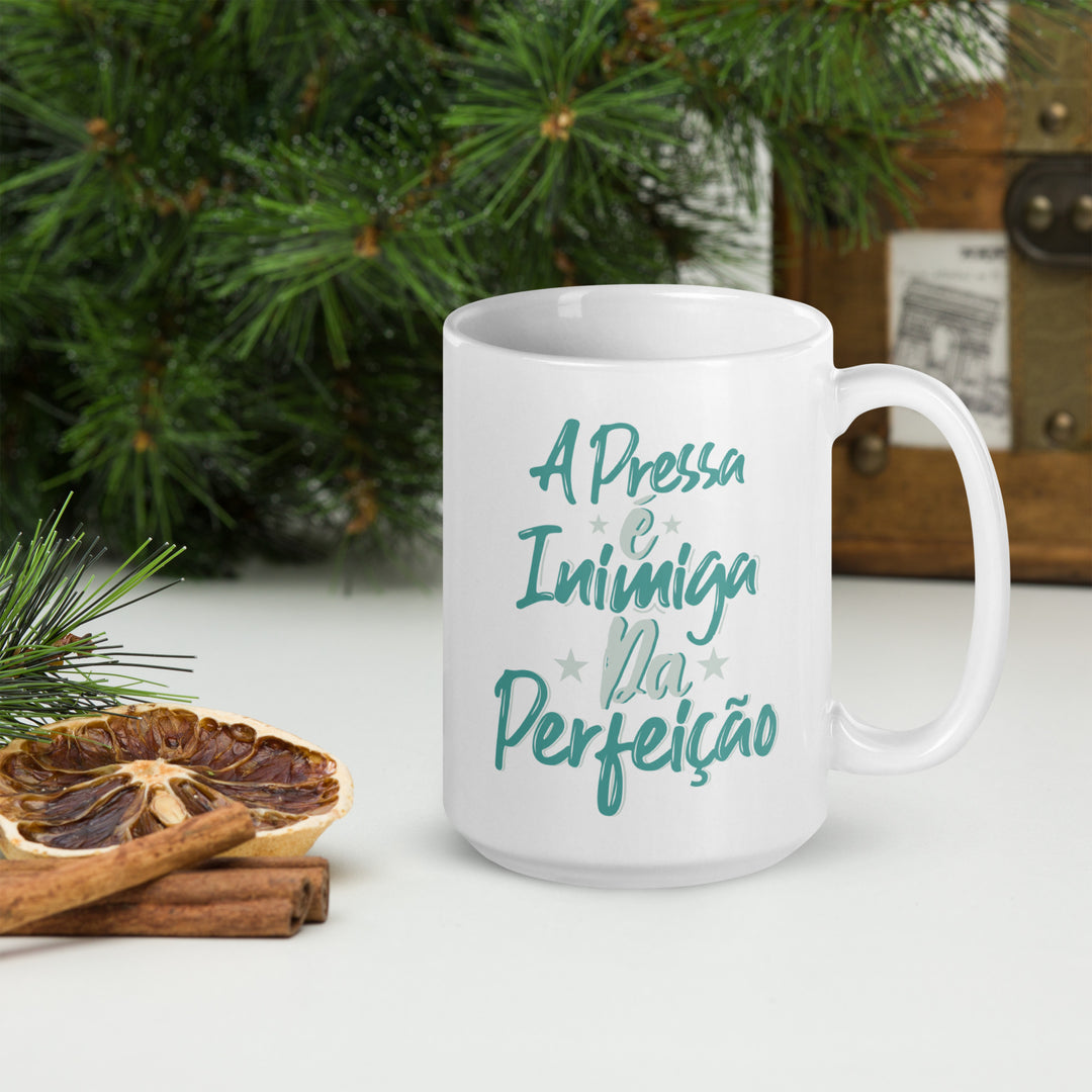 A pressa é inimiga da perfeição White glossy mug