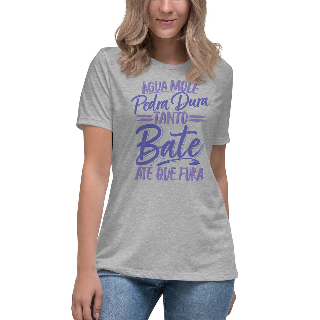 Água mole pedra dura tanto bate até que fura Women's Relaxed T-Shirt