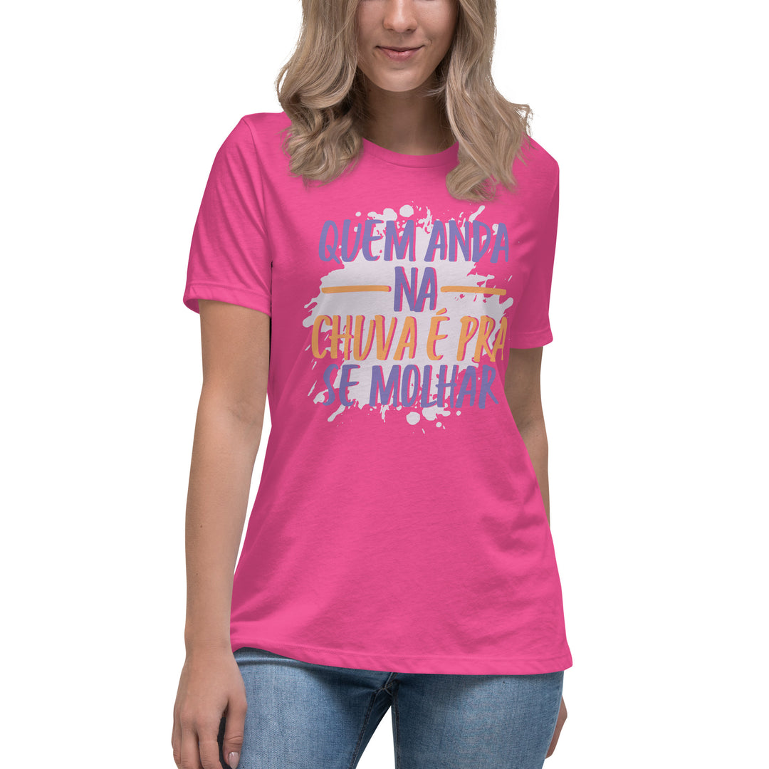 Quem anda na chuva é pra se molhar Women's Relaxed T-Shirt