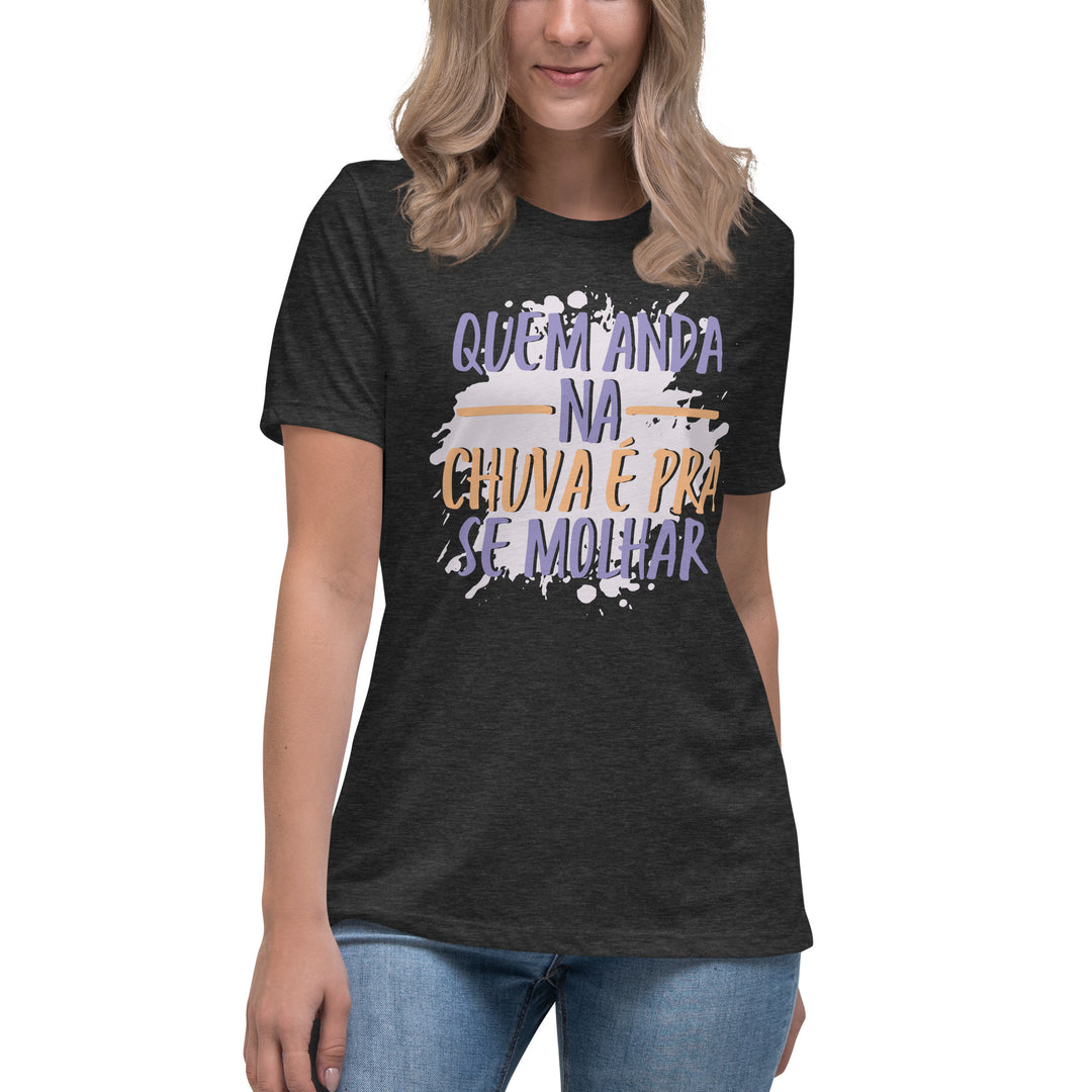 Quem anda na chuva é pra se molhar Women's Relaxed T-Shirt