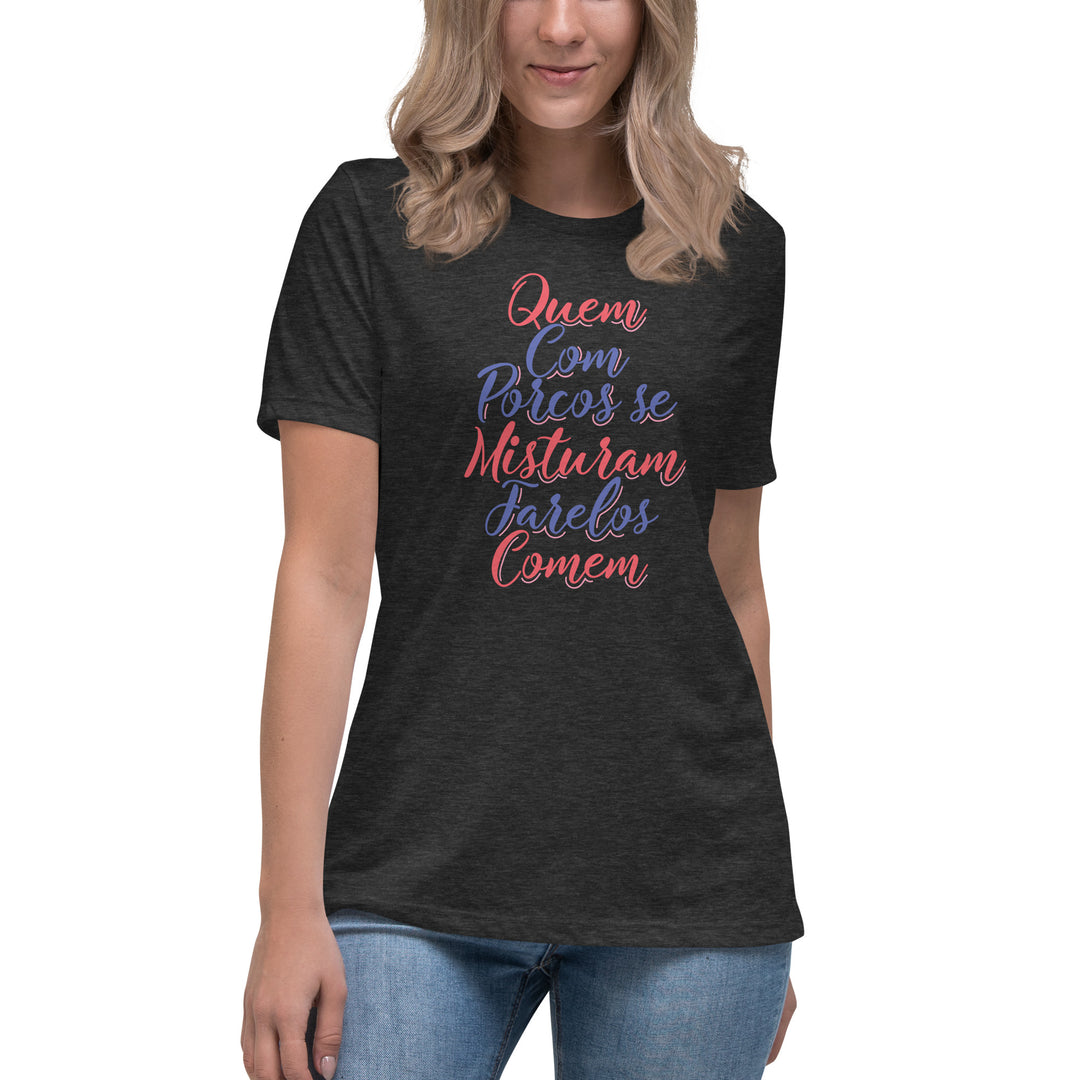 Quem com porcos se misturam farelos comem Women's Relaxed T-Shirt