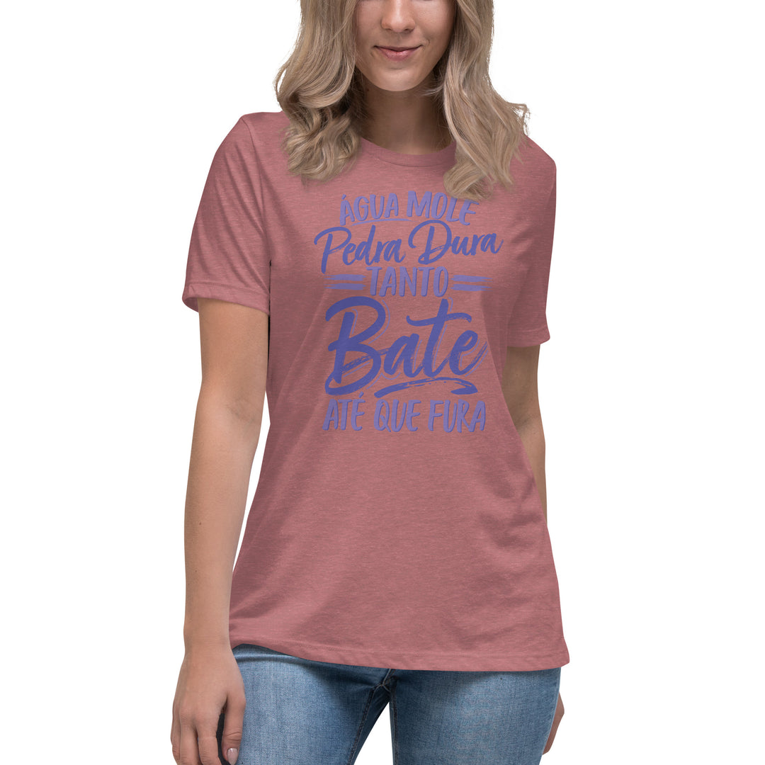 Água mole pedra dura tanto bate até que fura Women's Relaxed T-Shirt