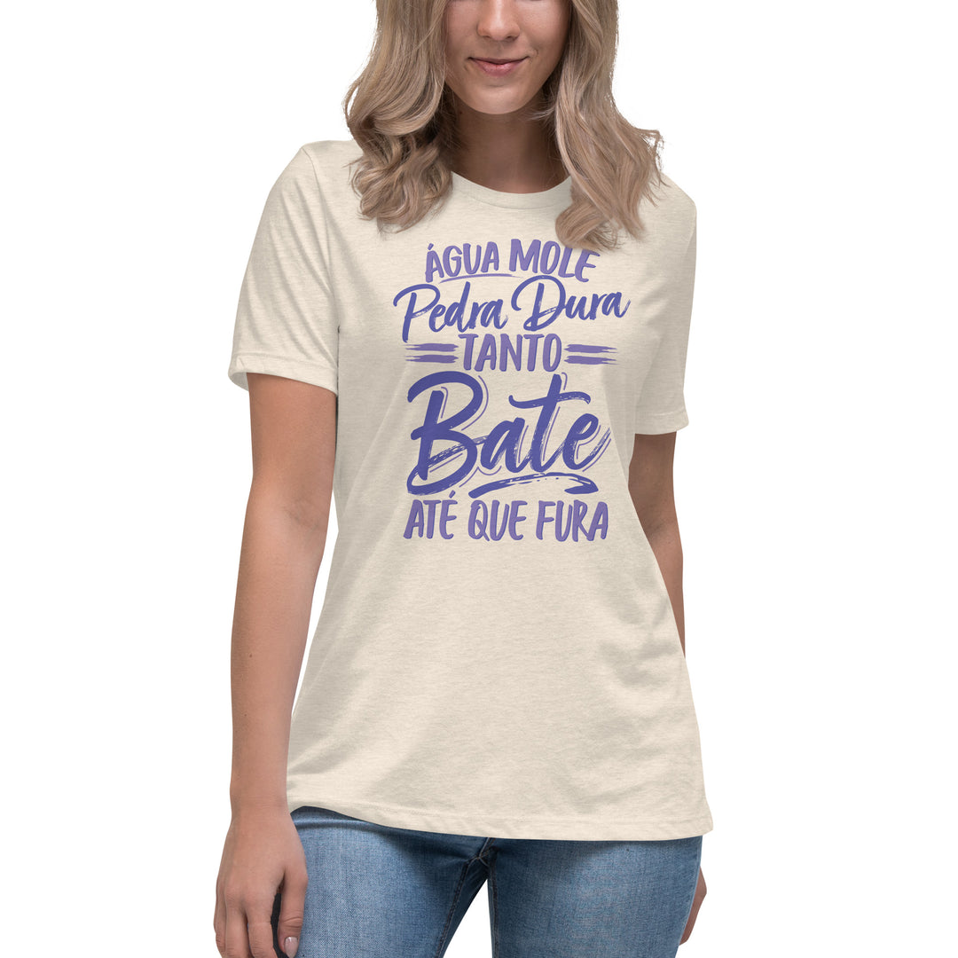 Água mole pedra dura tanto bate até que fura Women's Relaxed T-Shirt