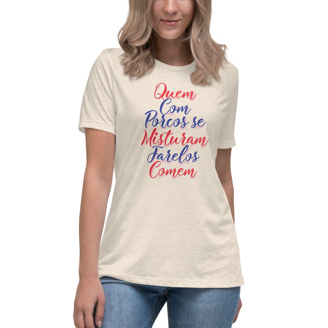 Quem com porcos se misturam farelos comem Women's Relaxed T-Shirt