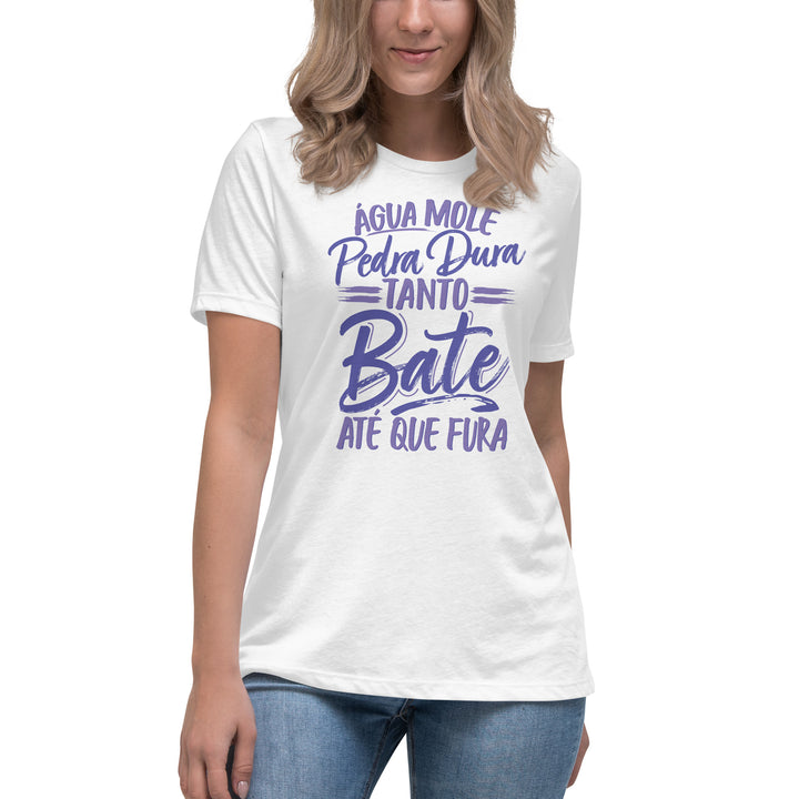 Água mole pedra dura tanto bate até que fura Women's Relaxed T-Shirt