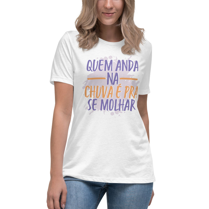 Quem anda na chuva é pra se molhar Women's Relaxed T-Shirt